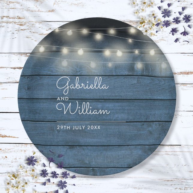 Assiettes En Carton Lumières de chaîne en bois rustique bleu Mariage é (Blue Rustic Wood String Lights Script Wedding Paper Plates)