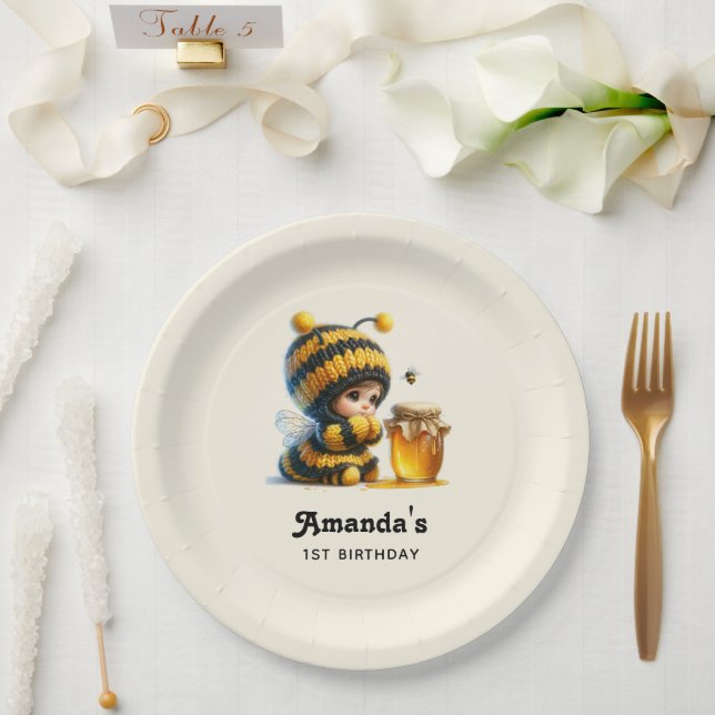 Assiettes En Carton Mignonne fille en costume d'abeille avec du miel A (Mariage)