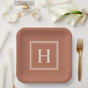 Assiettes En Carton Monogramme simple classique élégant sur terracotta