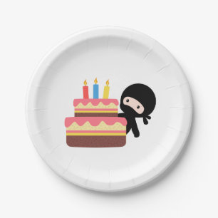 Assiettes En Carton Ninja minuscule derrière le gâteau d'anniversaire