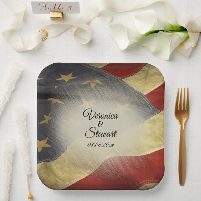 Assiettes En Carton Noms et date du drapeau américain en détresse (Mariage)