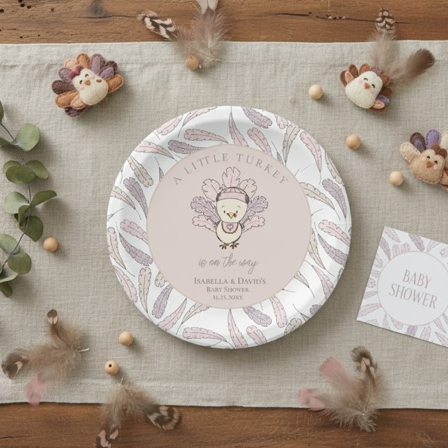 Assiettes En Carton Petite Turquie blanche plumes Chute Baby shower fi (Little Turkey Thanksgiving Baby Shower Plates. Pink & White Cute Baby Turkey & Feather Illustration )