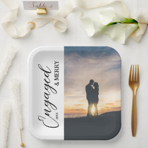 Assiettes En Carton Photo de couple fiancé et joyeux