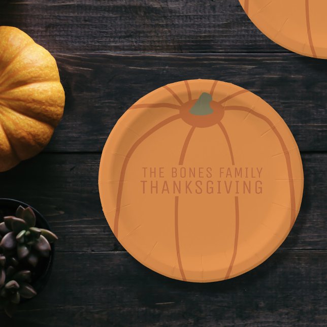 Assiettes En Carton Plaques de papier Citrouille orange moderne Thanks (Add your family name to this thanksgiving pumpkin paper plate)