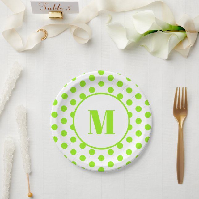 Assiettes En Carton Polka Dot Monogramme initial Lime vert sur blanc (Mariage)