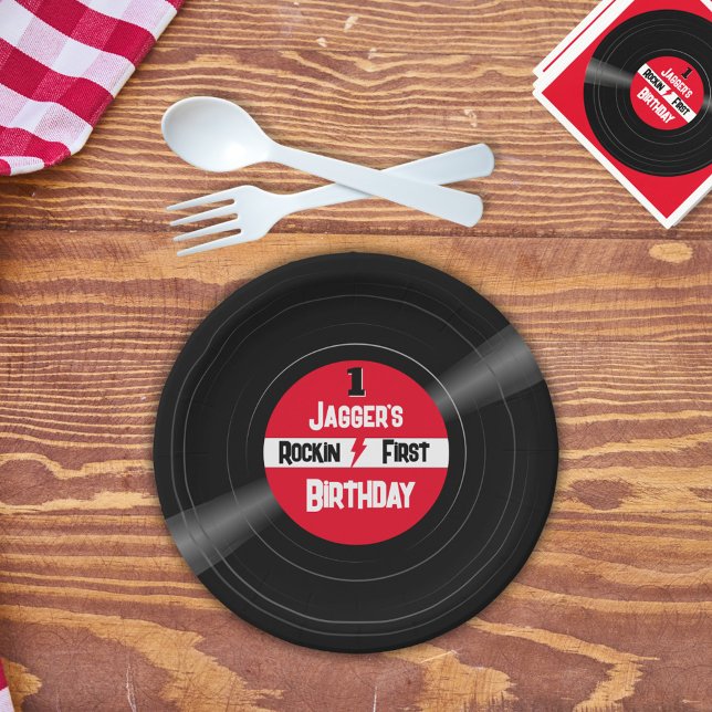 Assiettes En Carton Rockin Premier Anniversaire Vinyl Record Étiquette (Personalized vinyl record style paper plates for a rockin' first birthday)