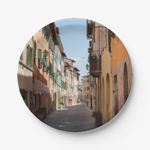 Assiettes En Carton Rue étroite avec de vieilles façades dans le villa