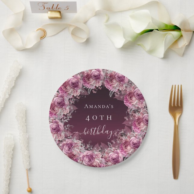 Assiettes En Carton Script de nom floral rose bordeaux (Mariage)