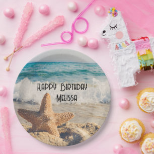 Assiettes En Carton Starfish sur une plage de sable Photo