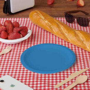Assiettes En Carton un arrière - plan bleu avec une horloge noire et b