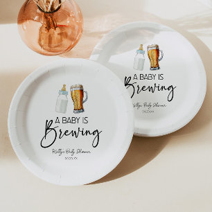 Assiettes En Carton Un Bébé Brasse Une Bouteille Baby shower De Verre 