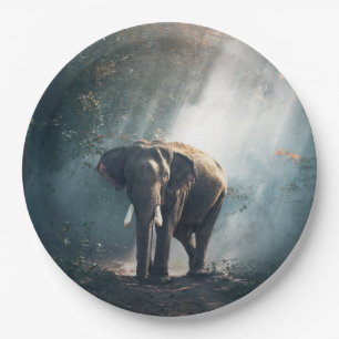 Assiettes En Carton Un éléphant asiatique dans un défrichement éclairé