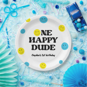 Assiettes En Carton Un joyeux mec souriant visage fête d'anniversaire