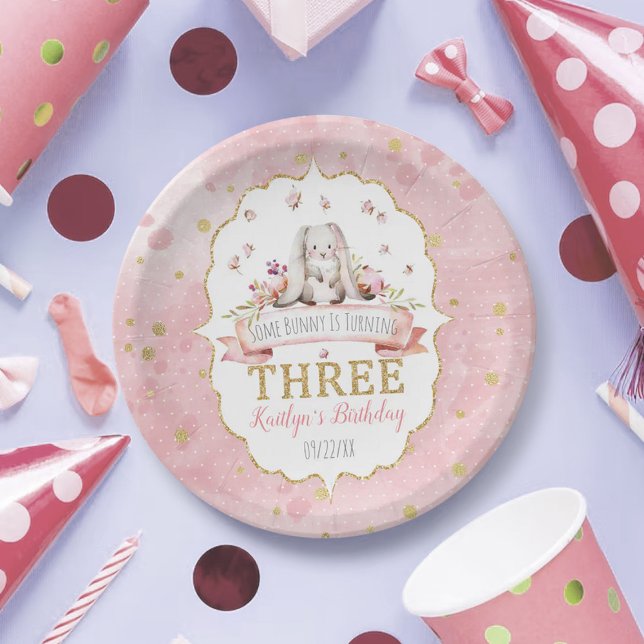 Assiettes En Carton Un lapin est en train d'atteindre trois 3ème anniv (Créateur téléchargé)