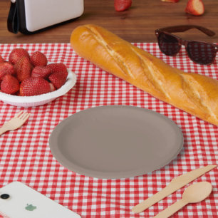 Assiettes En Carton un mur marron avec une horloge