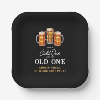 Assiettes En Carton Un Verre Froid Avec La Bière De L'Ancien 50e Anniv