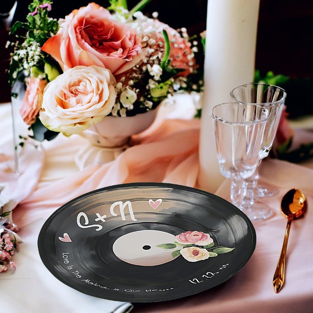 Assiettes en papier vinyle à motif floral aquarell (Pretty, vintage vinyl record paper plates with flowers and the initials of the bride and groom. )