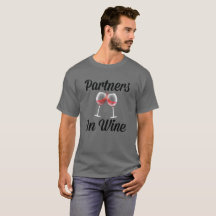 Associés dans le T-shirt impressionnant de vin