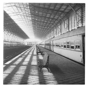 Assuan Ägypten, Innenraum des Bahnhofs Assuan-Stau Fliese