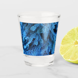 Äste mit Schnee und Frost bedeckt Schnapsglas