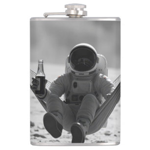 Astronaut auf dem Mond mit Bier Flachmann
