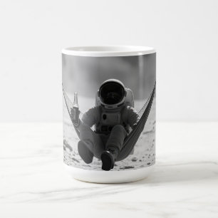 Astronaut auf dem Mond mit Bier Kaffeetasse