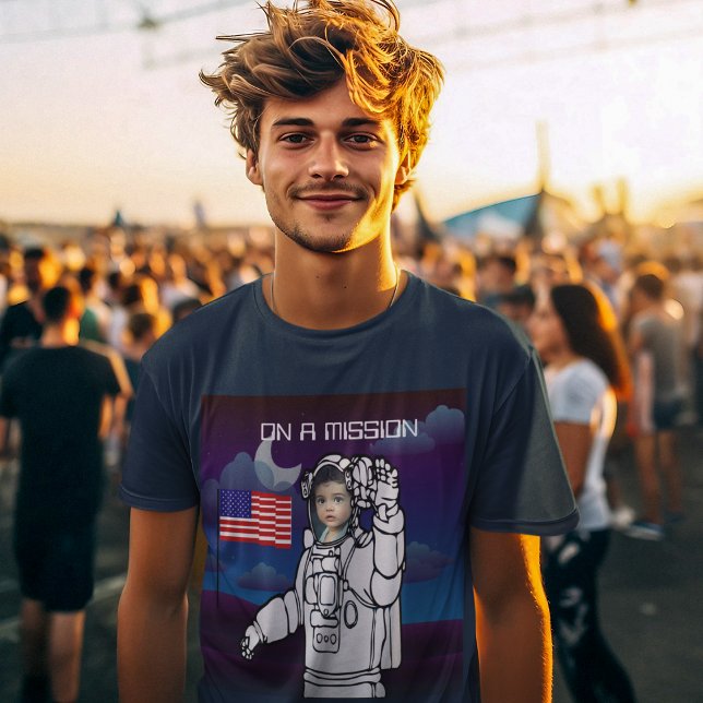 Astronaut auf dem Mond Weltraumjunge T-Shirt (Von Creator hochgeladen)