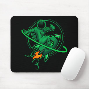Astronaut auf einer Rakete um den Saturn-Artwork   Mousepad