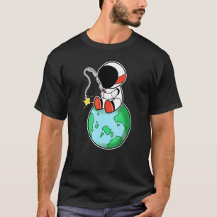 Astronaut beim Fischen auf der Erde T-Shirt