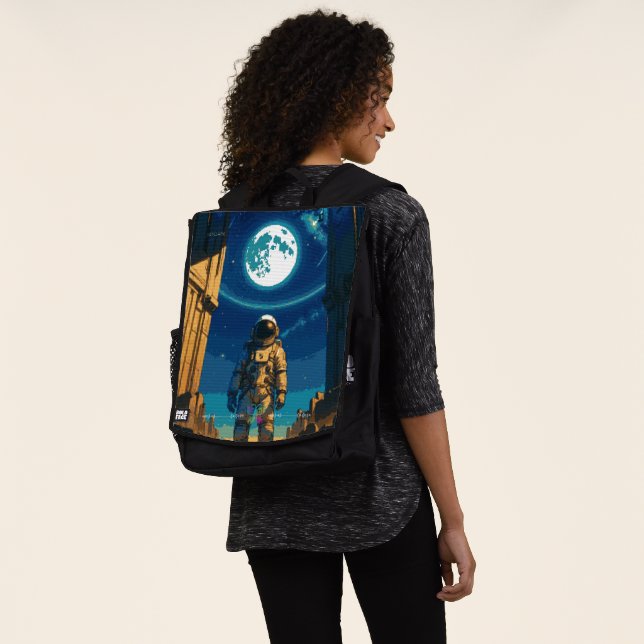 Astronaut Beneath the Celestial Gate Premium Rucksack (Ausgewaschen)