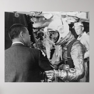 Astronaut bereitet sich auf die Aufnahme in die Fr Poster