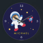 Astronaut Boy Space Themed Große Wanduhr<br><div class="desc">Personalisieren Sie diese schöne Uhr mit dem Namen,  dem Monogramm oder einem beliebigen Text Ihrer Wahl.</div>