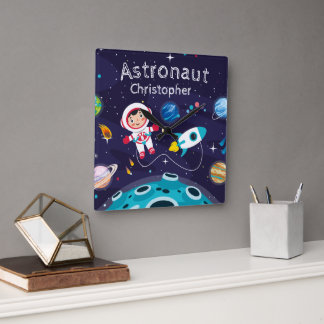 Astronaut child on the moon, monogrammed name quadratische wanduhr