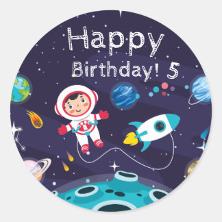 Astronaut child on the moon, monogrammed name runder aufkleber