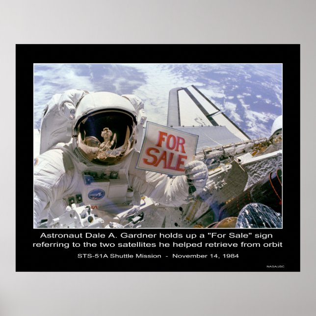 Astronaut Dale A. Gardner hält das Schild "For Sal (Vorne)