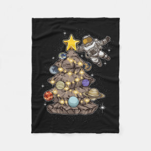 Astronaut dekoriert einen Weihnachtsbaum im Weltra Fleecedecke