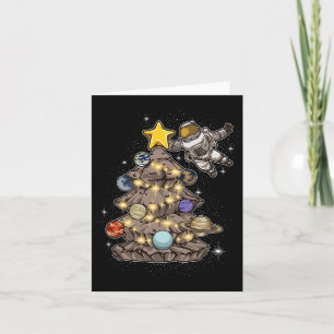 Astronaut dekoriert einen Weihnachtsbaum im Weltra Karte