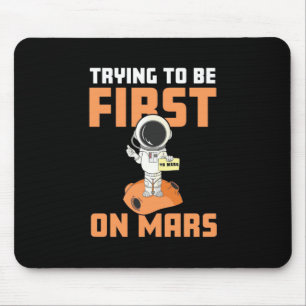 Astronaut, der als Erster in Mars zu sein versucht Mousepad