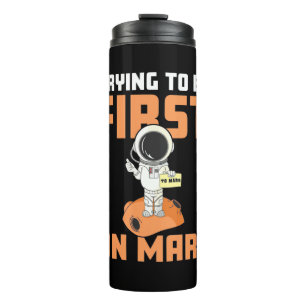Astronaut, der als Erster in Mars zu sein versucht Thermosbecher