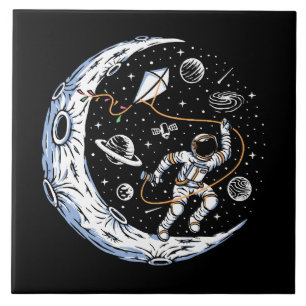 Astronaut, der einen Drachen auf dem Mond fliegt Fliese