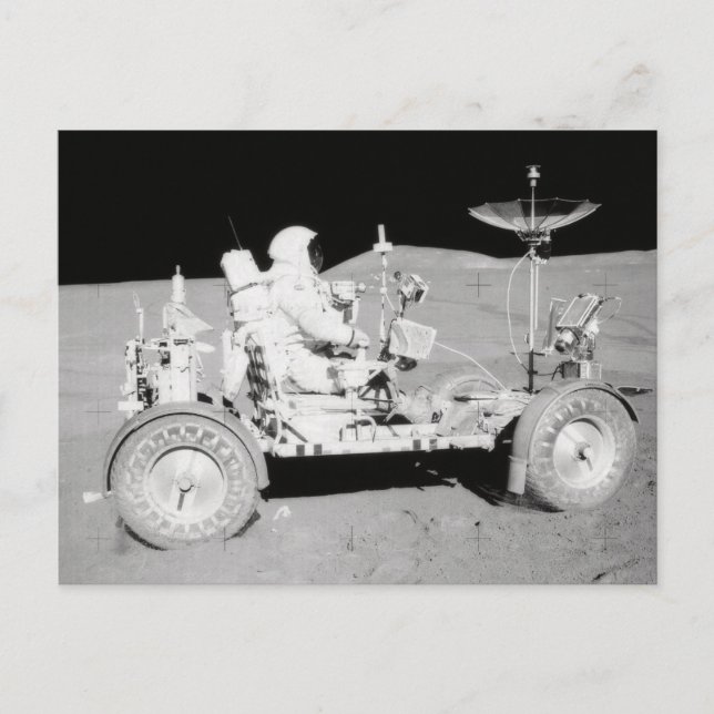 Astronaut, der Lunar Lander auf dem Mond fährt Postkarte (Vorderseite)