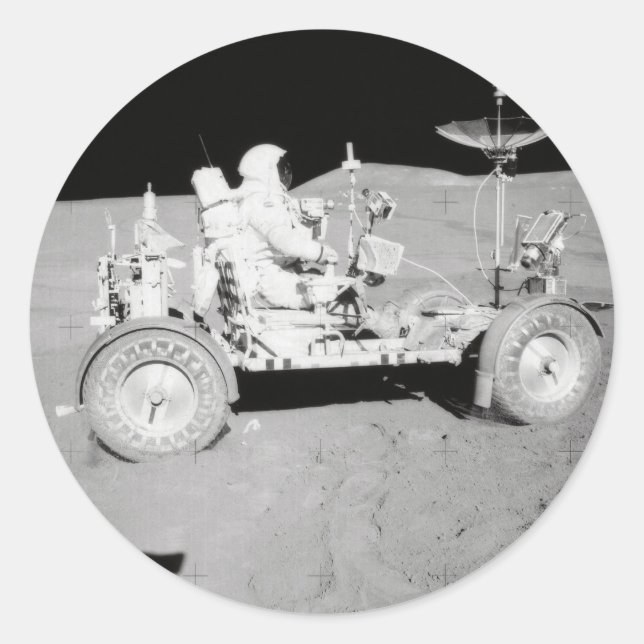 Astronaut, der MondLander auf dem Mond fährt Runder Aufkleber (Vorderseite)