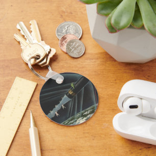 Astronaut der Vintagen Science Fiction auf einer R Schlüsselanhänger