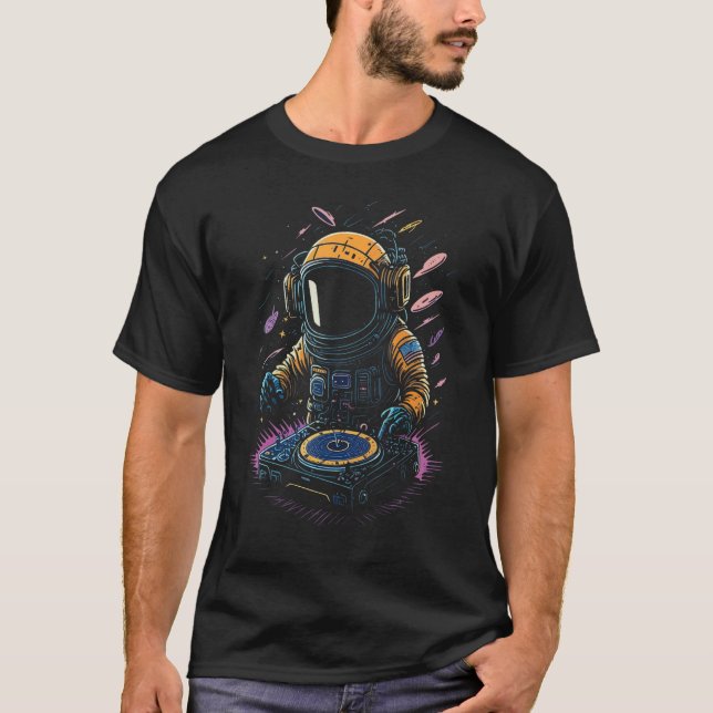 Astronaut DJ DJing Playing Turntables in Space EDM T-Shirt (Vorderseite)