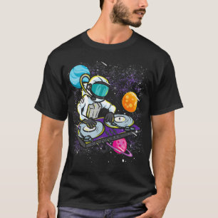 Astronaut DJ in einem Space-Anzug, der Musikstars T-Shirt