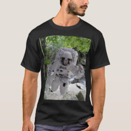 Astronaut erforscht Erde Schwarzes T-Shirt