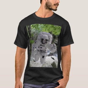 Astronaut erforscht Erde Schwarzes T-Shirt
