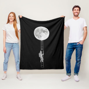 Astronaut erklimmt den Mond – Surrealer Weltraum-K Fleecedecke