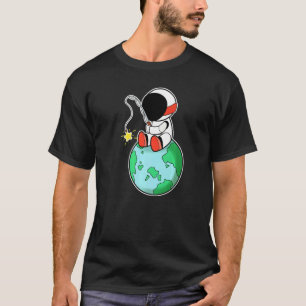 Astronaut fischt auf der Erde T-Shirt