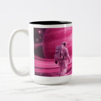 Astronaut geht auf rosa Ringen Zweifarbige Tasse